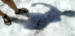 Julia in Sandalen im Schnee
